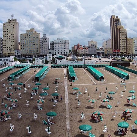 Fotografía de la playa que muestra las sombrillas y carpas del balneario atlántico.