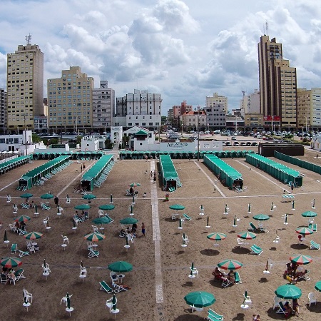 Foto de la playa que muestra las sombrillas y carpas del balneario atlántico.