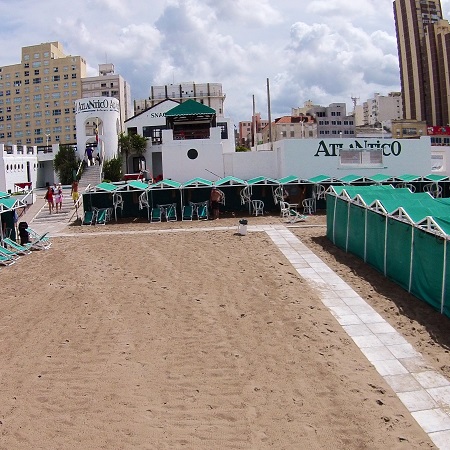 Fotografía de las carpas centrales del Balneario Atlántico.