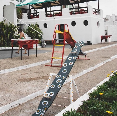 Fotografía de juegos para niños vistos desde la playa en la parte trasera del Balneario.